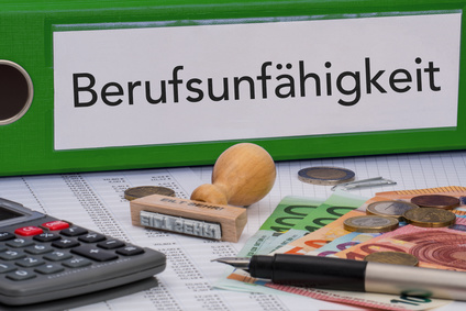 Aktenordner (grün) mit Beschriftung Berufsunfähigkeit