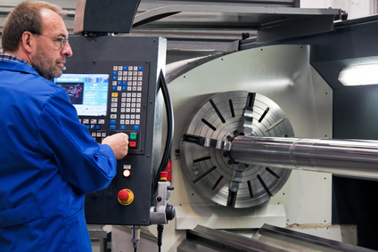 Älterer Arbeiter der Metallindustrie an CNC Fräsma