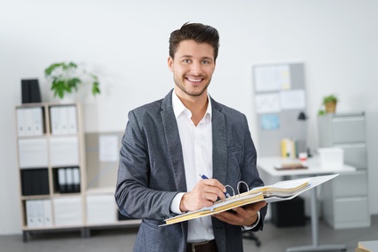 sympathischer jurist mit einem ordner in der hand